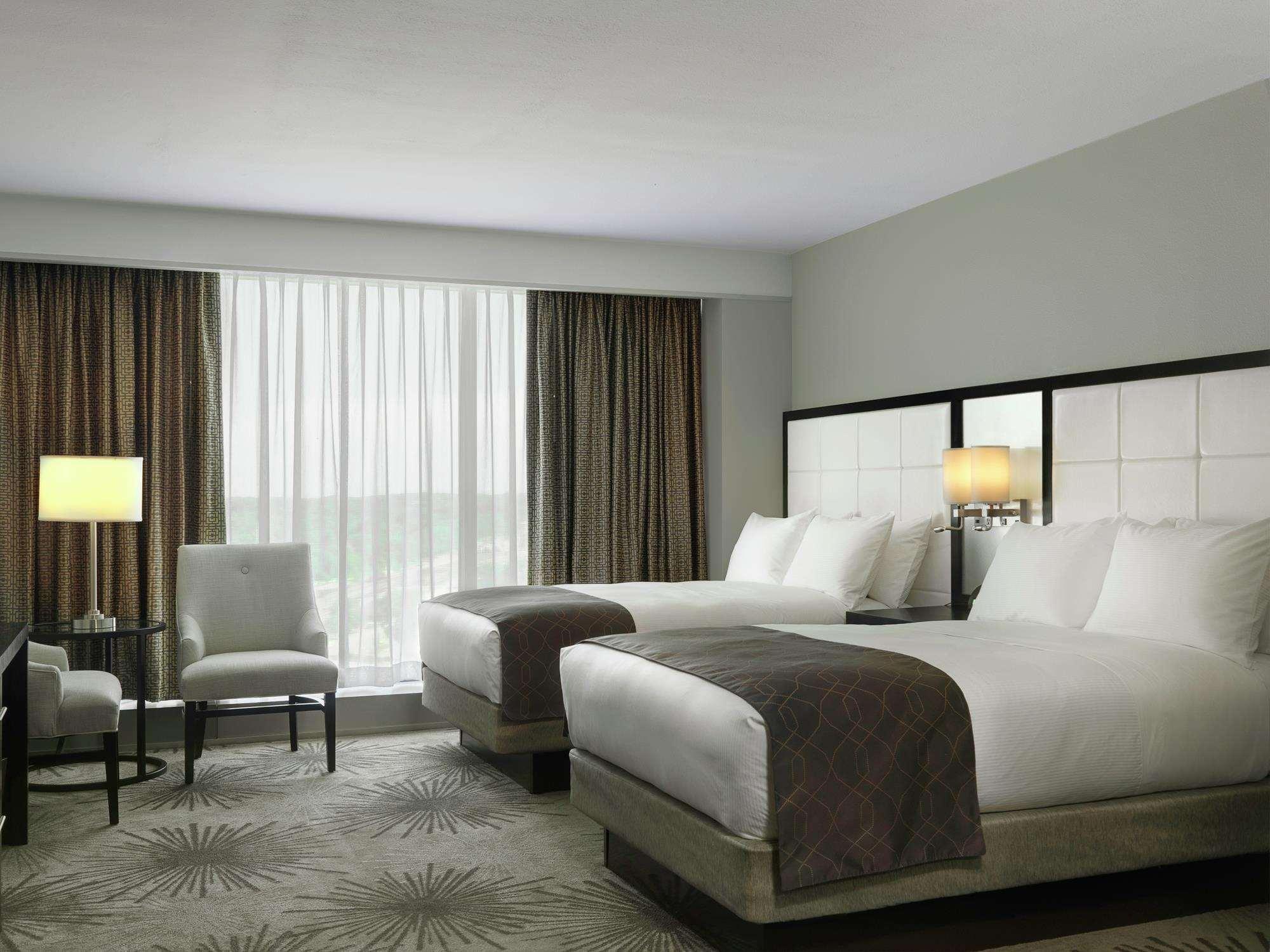 Doubletree By Hilton Hotel Cedar Rapids Convention Complex Bagian luar foto