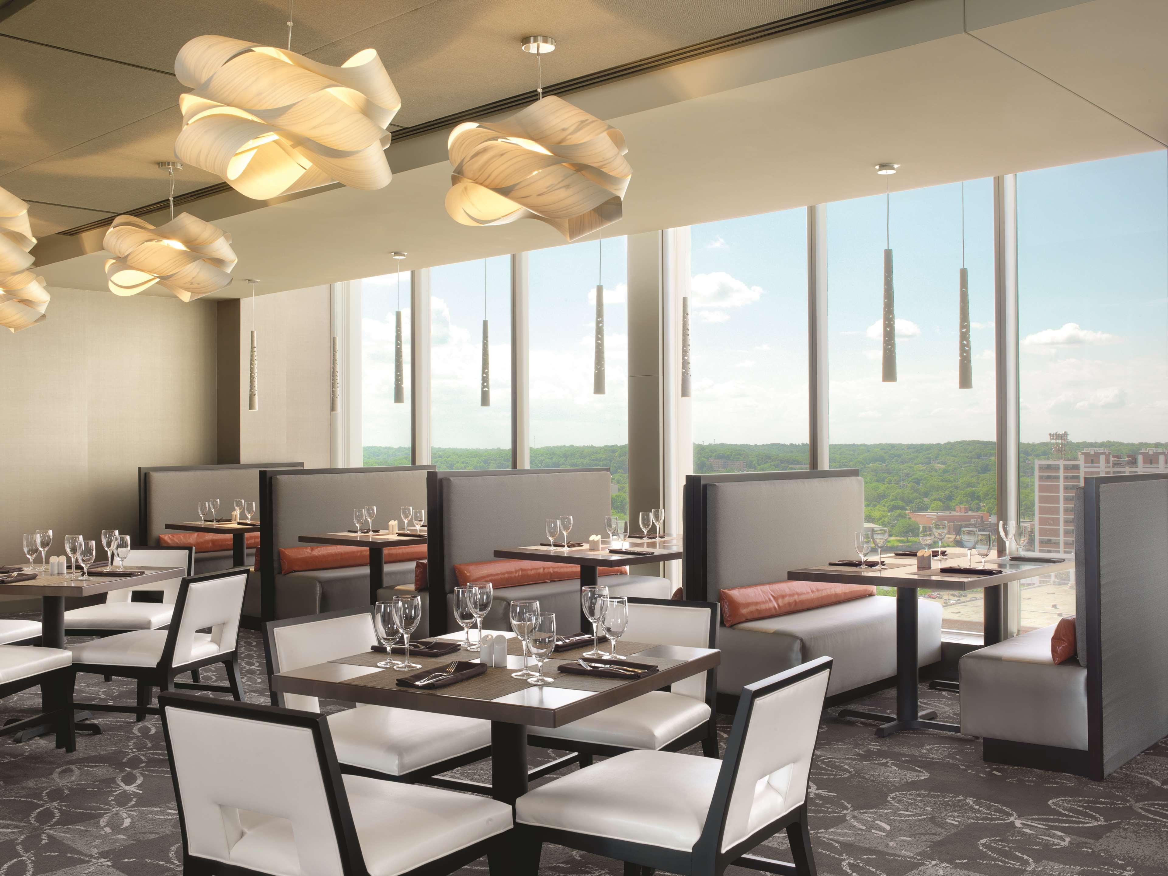 Doubletree By Hilton Hotel Cedar Rapids Convention Complex Bagian luar foto