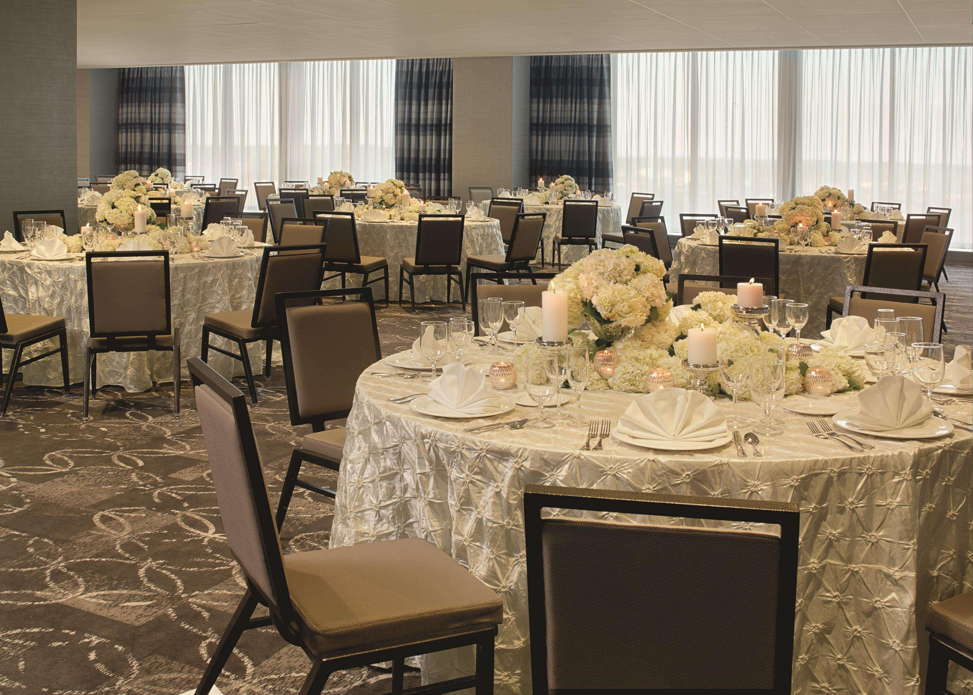 Doubletree By Hilton Hotel Cedar Rapids Convention Complex Bagian luar foto