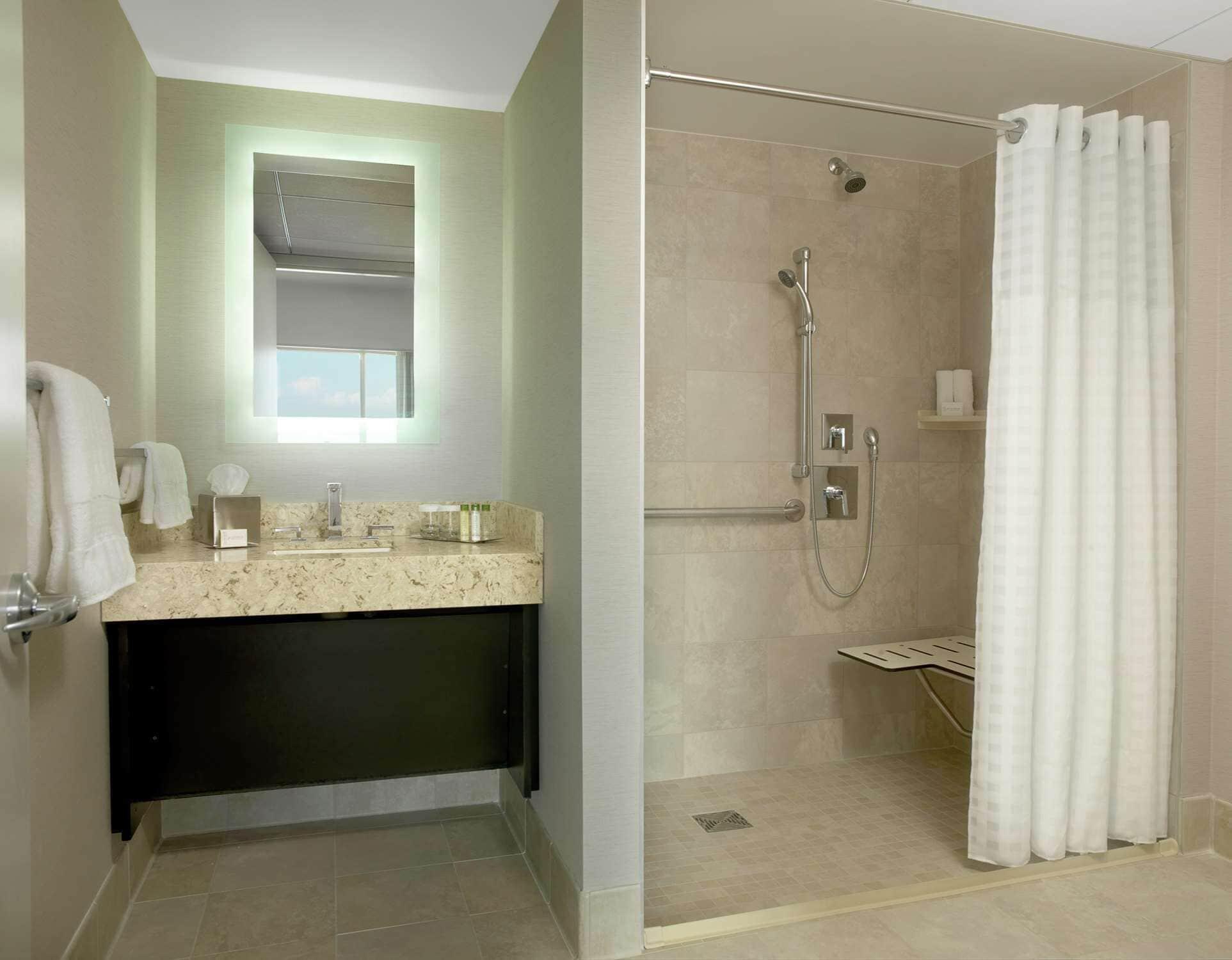 Doubletree By Hilton Hotel Cedar Rapids Convention Complex Bagian luar foto