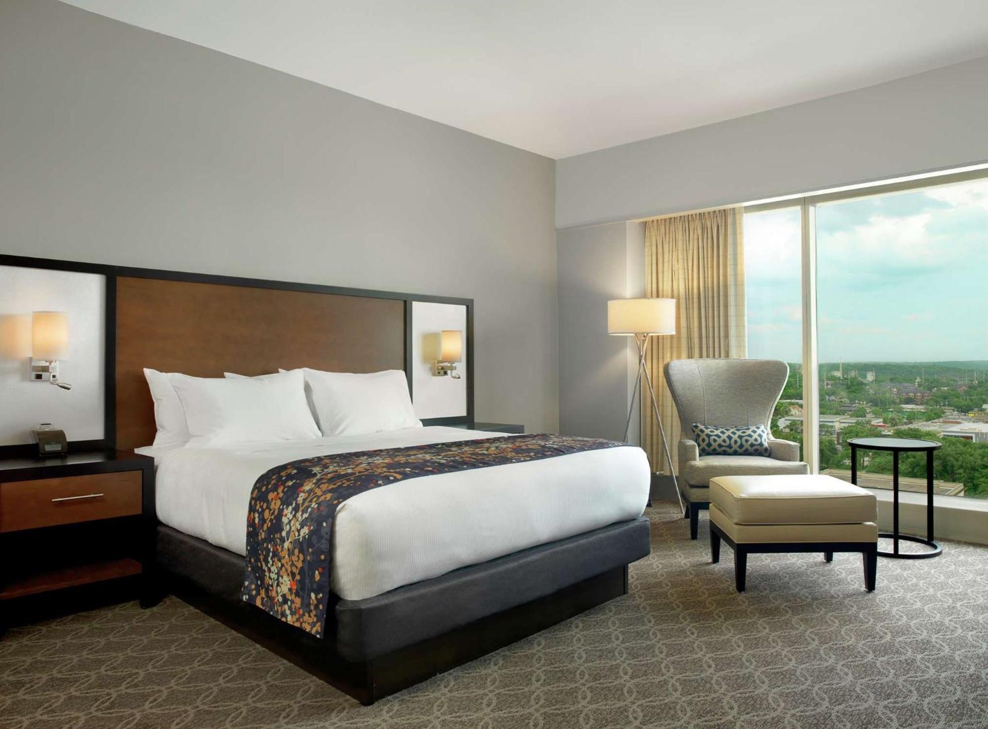 Doubletree By Hilton Hotel Cedar Rapids Convention Complex Bagian luar foto