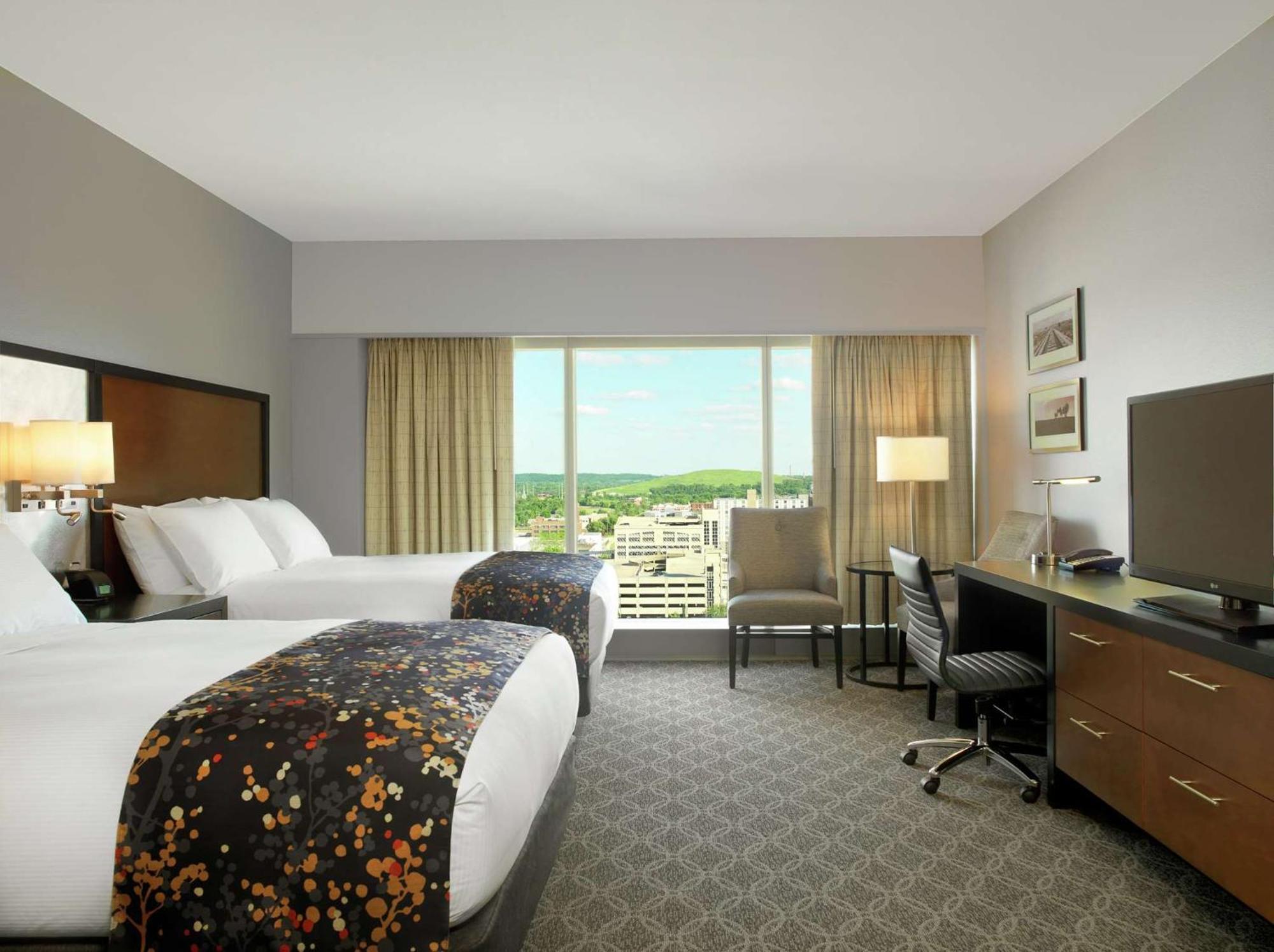 Doubletree By Hilton Hotel Cedar Rapids Convention Complex Bagian luar foto