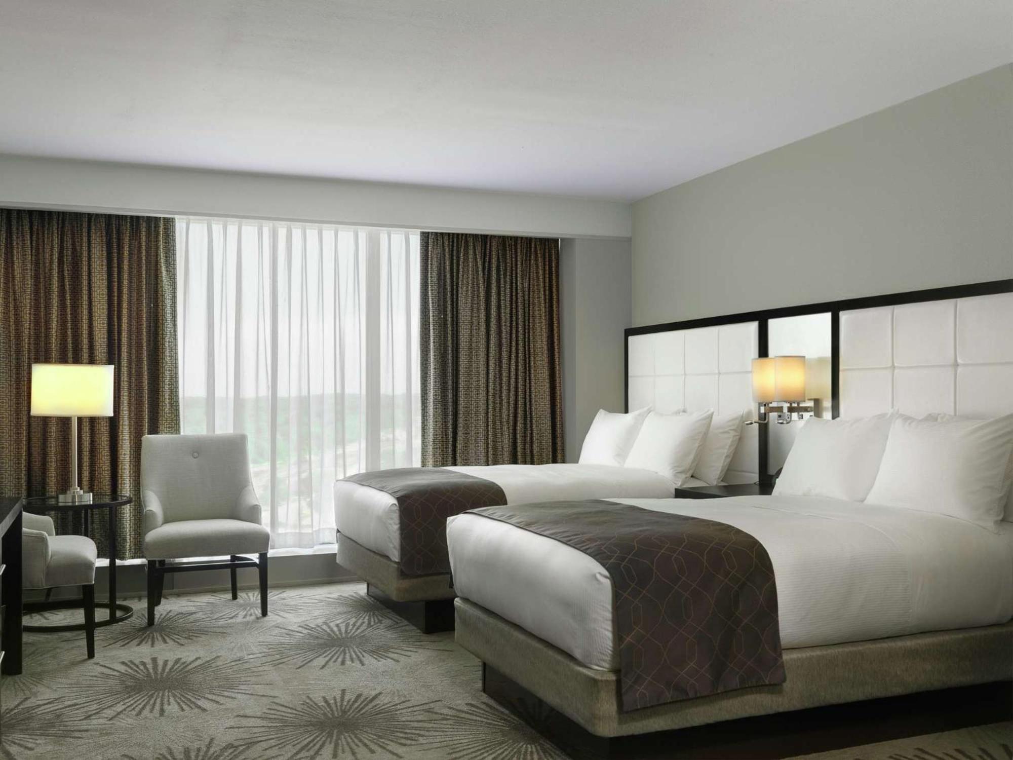 Doubletree By Hilton Hotel Cedar Rapids Convention Complex Bagian luar foto