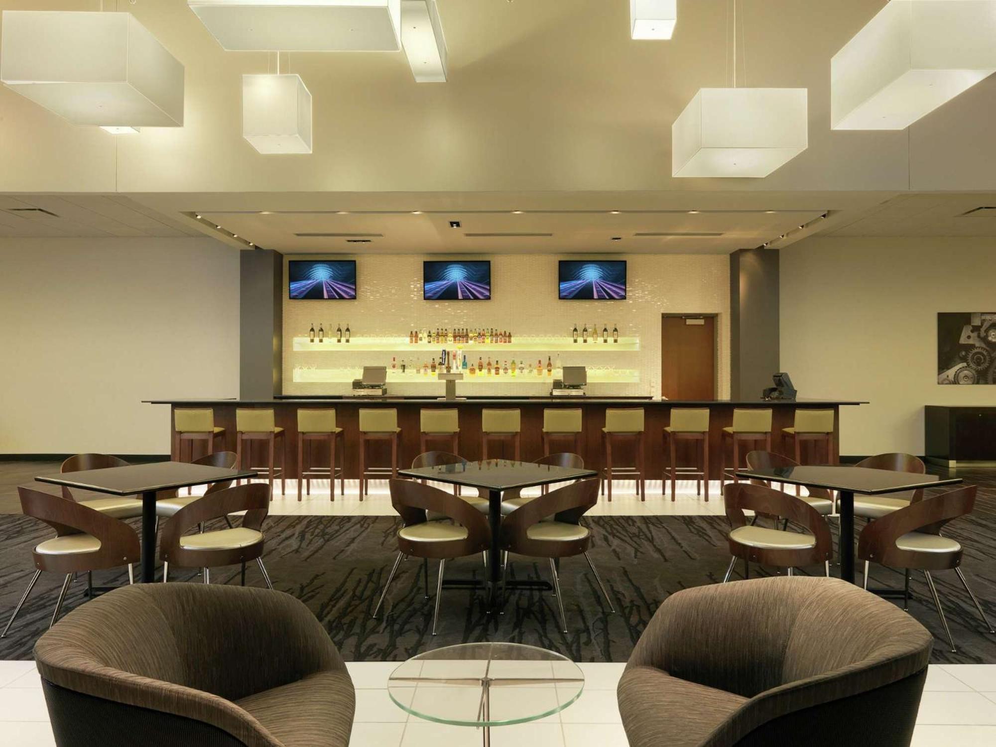 Doubletree By Hilton Hotel Cedar Rapids Convention Complex Bagian luar foto