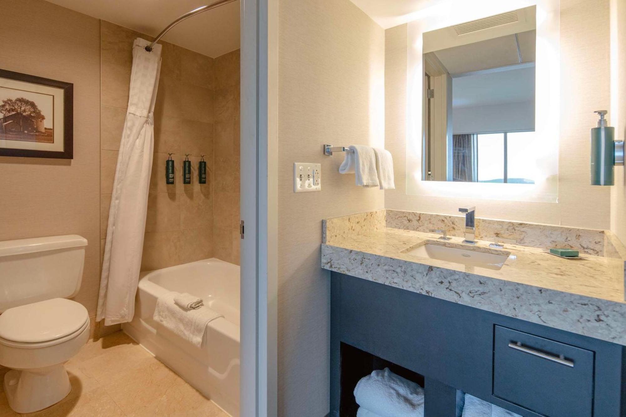 Doubletree By Hilton Hotel Cedar Rapids Convention Complex Bagian luar foto