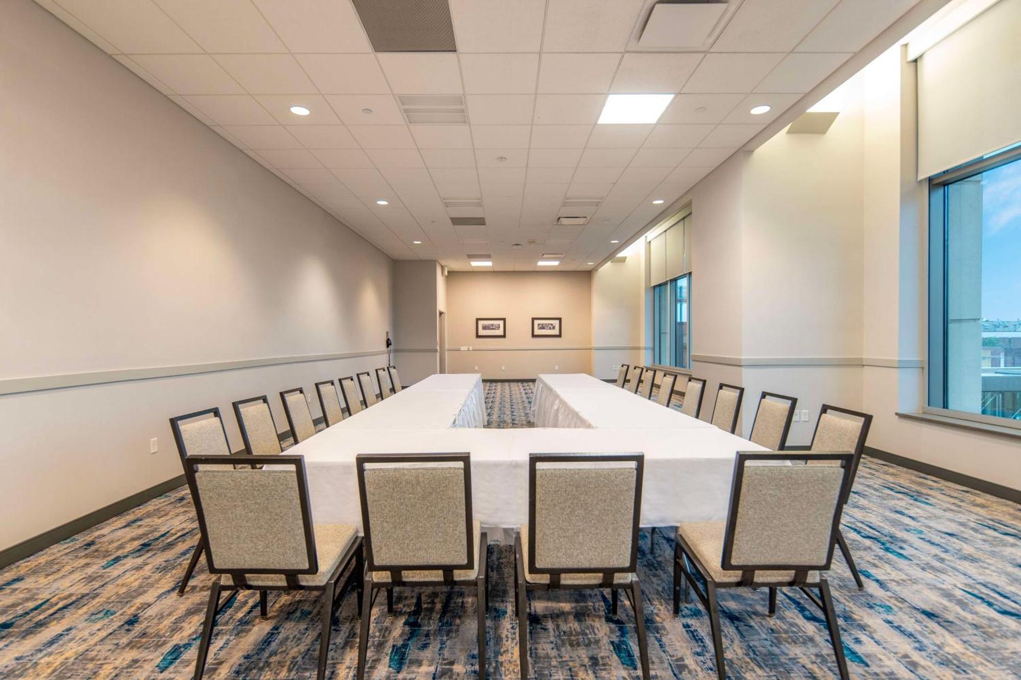 Doubletree By Hilton Hotel Cedar Rapids Convention Complex Bagian luar foto