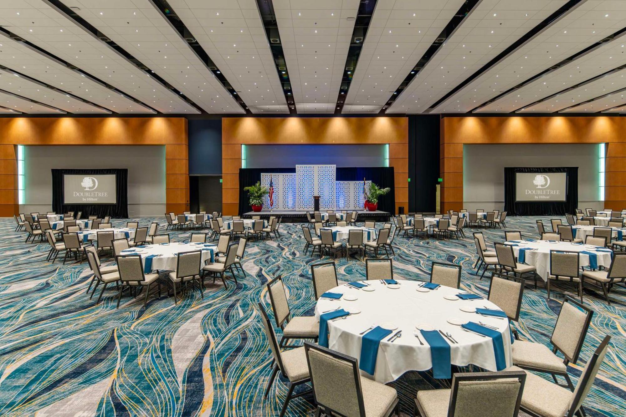 Doubletree By Hilton Hotel Cedar Rapids Convention Complex Bagian luar foto