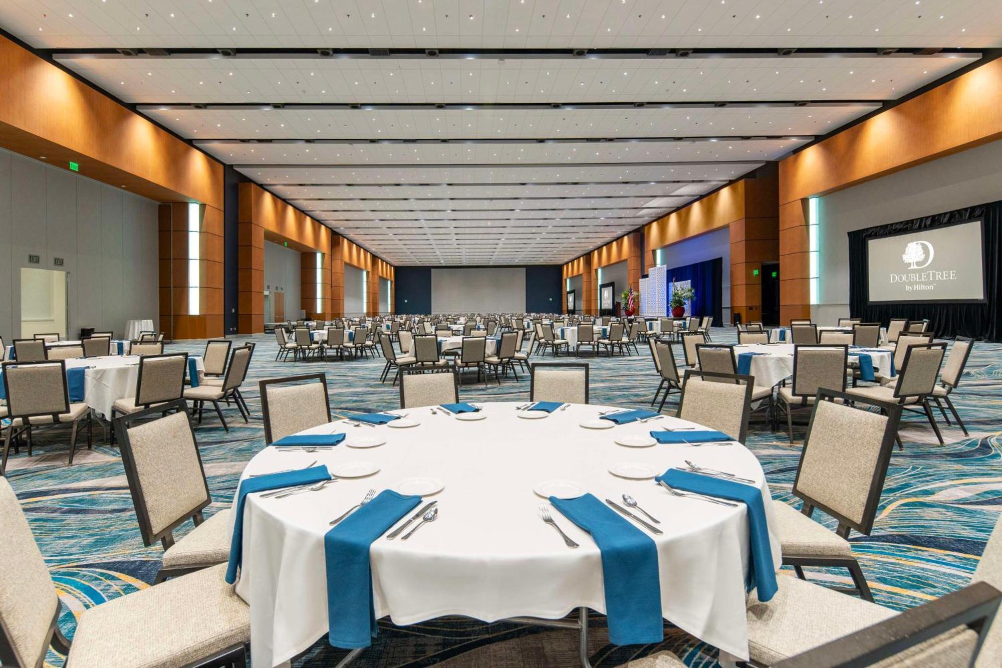 Doubletree By Hilton Hotel Cedar Rapids Convention Complex Bagian luar foto